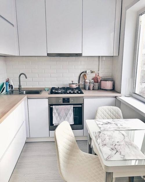 Самая идеальная кухня в хрущевке, очень светло и всё есть. 01