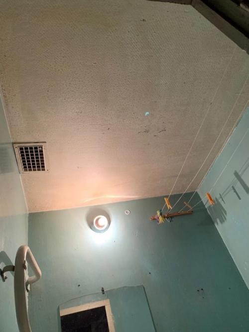 Пока бюджета на ремонт немного, ещё подкопим и мы сделаем всё красиво. 01