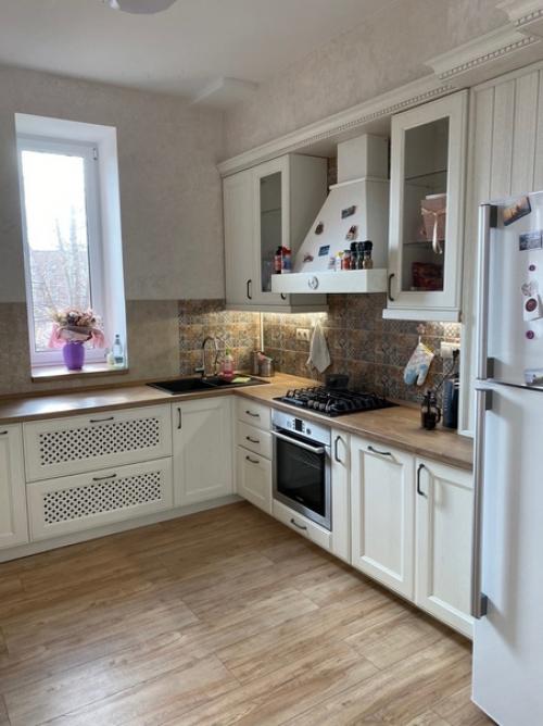 Выбирали дизайн кухни вдвоём с мужем, без дизайнеров, и очень довольны результатом.