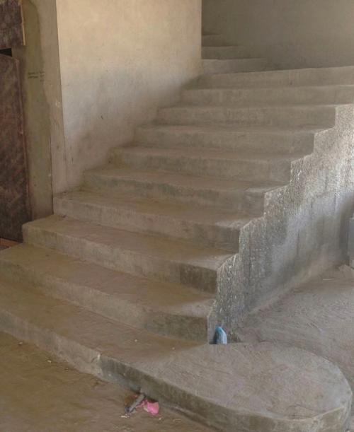 Просто фантастика.  Нереально красиво оформили лестницу в частном доме.