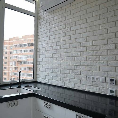 Мы отказались от навесных шкафчиков и вместо них поставили стенку из больших шкафов. 05