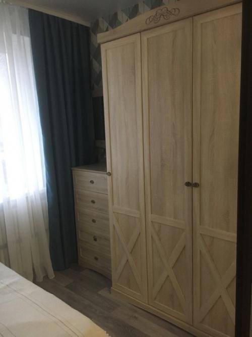 В принципе комната у нас была и так норм, но пустая. 08