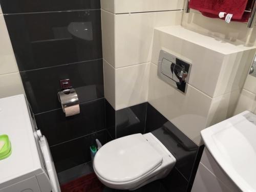 Это дизайн моего санузла, отделка черно белая с красным. 06