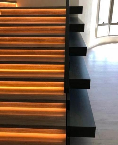 Просто фантастика.  Нереально красиво оформили лестницу в частном доме. 04