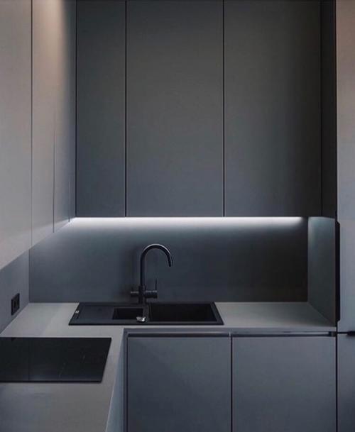 Тёмная кухня и полный минимализм, нет ничего лишнего. 02