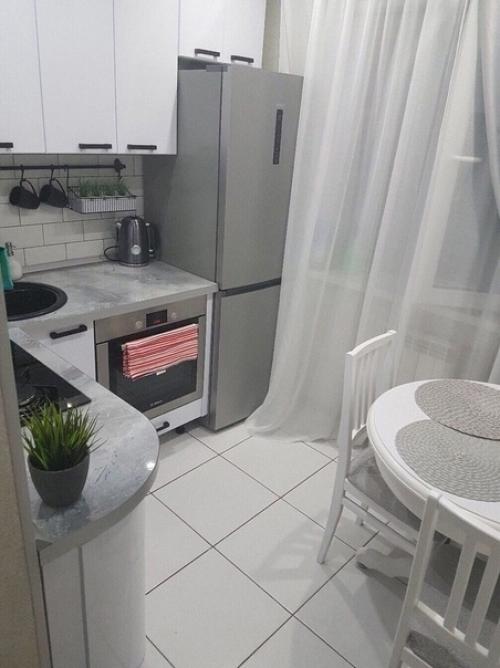 Вот вам наш пример, как обставить небольшую кухню.