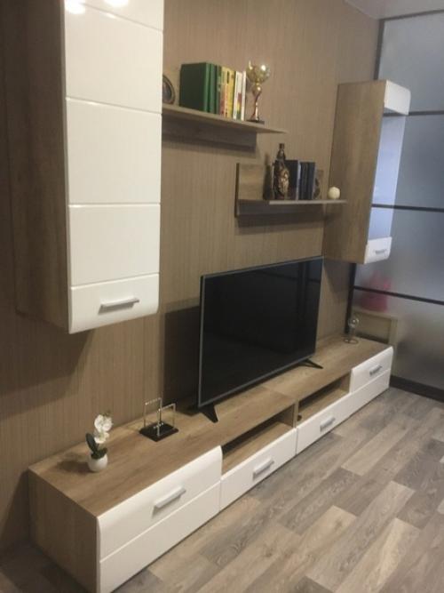 В принципе комната у нас была и так норм, но пустая. 03