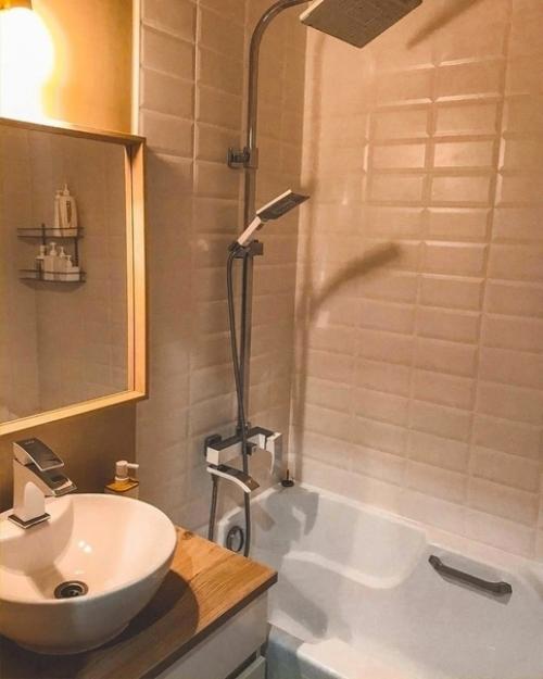 Очень маленькая ванная комната, но уместили в неё всё что нужно и даже немного декора. 02