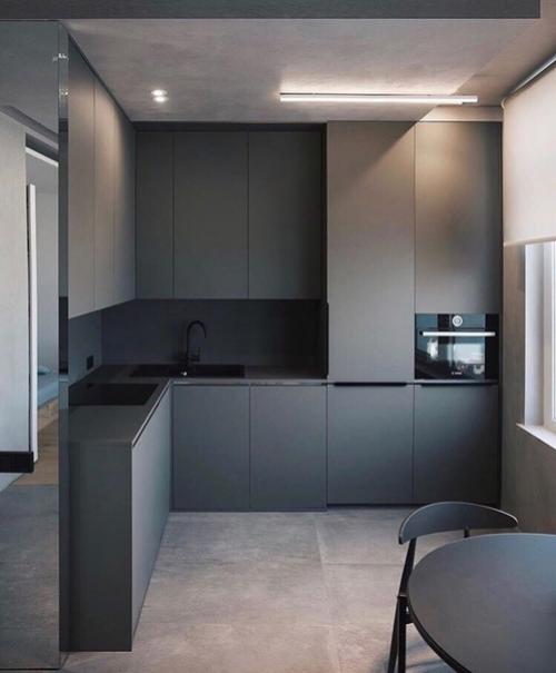 Тёмная кухня и полный минимализм, нет ничего лишнего. 01