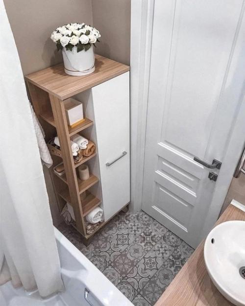 Очень маленькая ванная комната, но уместили в неё всё что нужно и даже немного декора.