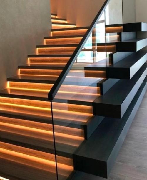 Просто фантастика.  Нереально красиво оформили лестницу в частном доме. 05