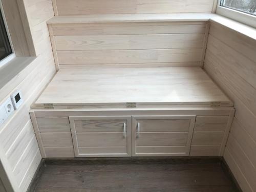 В сети гуляет куча проектов, где люди преобразовали свои лоджии с балконами в уютные уголки. 03