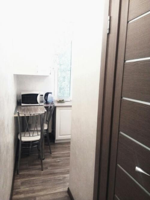 Вы не поверите, но нам удалось максимально эффективно все разместить на своей небольшой кухне. 06