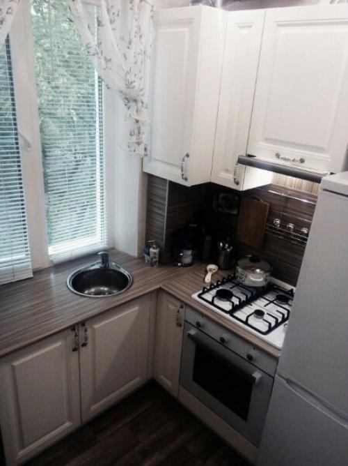 Вы не поверите, но нам удалось максимально эффективно все разместить на своей небольшой кухне.