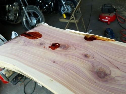 Такой вот столик вышел из обычной доски в сочетании с бетоном. 01