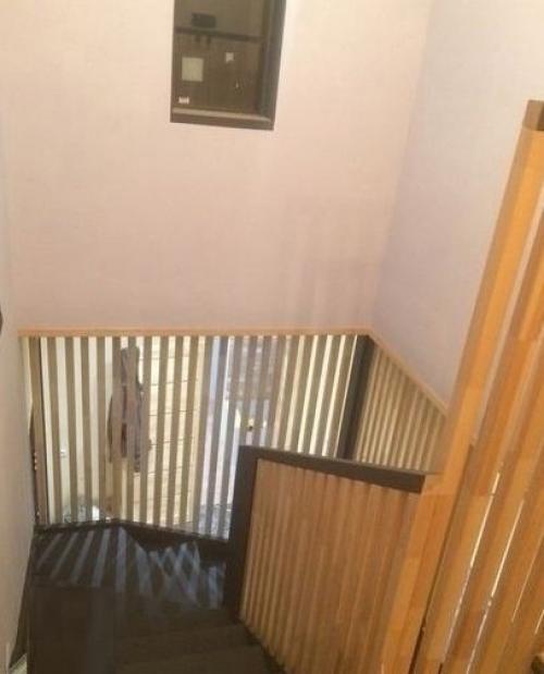 Лестница как то не вписывалась в интерьер и бросалась в глаза. 02