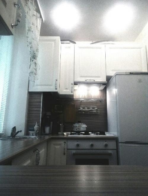 Вы не поверите, но нам удалось максимально эффективно все разместить на своей небольшой кухне. 07