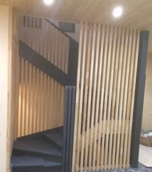 Лестница как то не вписывалась в интерьер и бросалась в глаза. 03