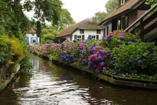 В деревне гитхорн нет дорог, но это не смущает жителей. 01