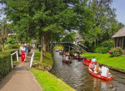 В деревне гитхорн нет дорог, но это не смущает жителей. 03