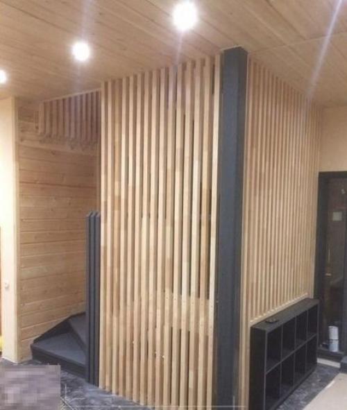 Лестница как то не вписывалась в интерьер и бросалась в глаза. 01