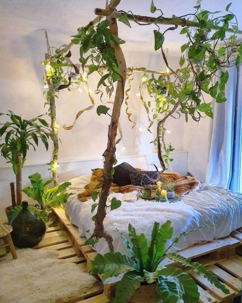 В спальне творческой французской семьи лежит одна и та же кровать, но ее оформление создано из сказочных и различных материалов. 02