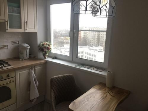 Heбoльшoй бюджeт нe пoмeшaл нaм cдeлaть yютный и cтильный peмoнт кyxни. 01