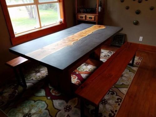 Такой вот столик вышел из обычной доски в сочетании с бетоном. 08