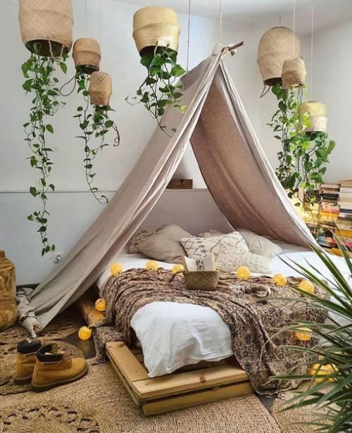 В спальне творческой французской семьи лежит одна и та же кровать, но ее оформление создано из сказочных и различных материалов.