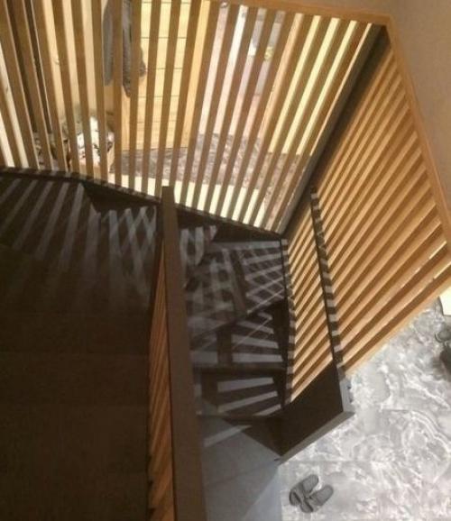 Лестница как то не вписывалась в интерьер и бросалась в глаза. 05