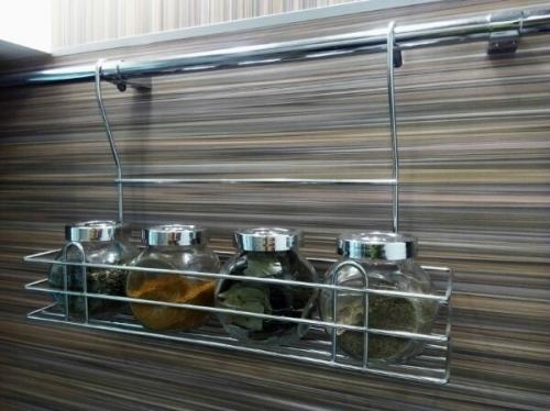 Вы не поверите, но нам удалось максимально эффективно все разместить на своей небольшой кухне. 05