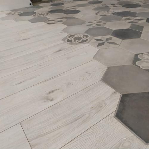 Щас в моде объединять ламинат с плиткой, вот и мне захотелось такое сделать. 01