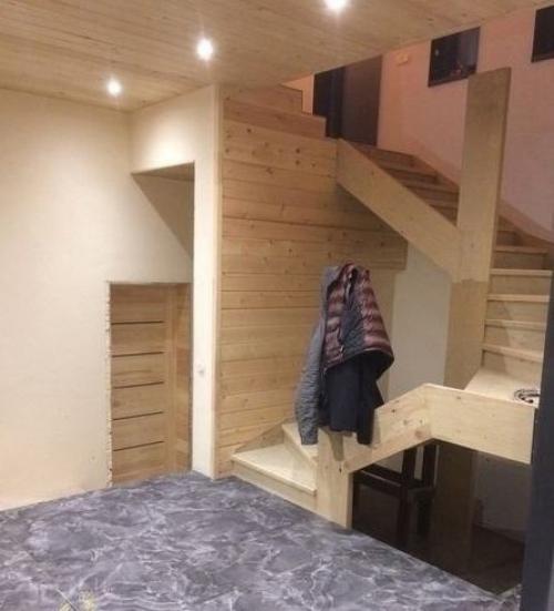 Лестница как то не вписывалась в интерьер и бросалась в глаза.