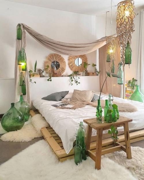 В спальне творческой французской семьи лежит одна и та же кровать, но ее оформление создано из сказочных и различных материалов. 03