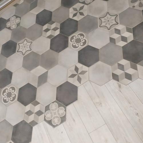 Щас в моде объединять ламинат с плиткой, вот и мне захотелось такое сделать. 03