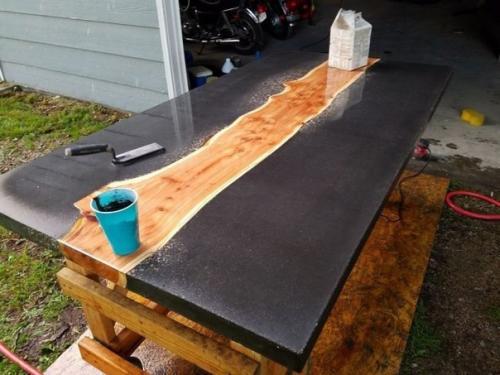 Такой вот столик вышел из обычной доски в сочетании с бетоном. 06