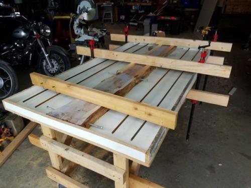 Такой вот столик вышел из обычной доски в сочетании с бетоном. 03