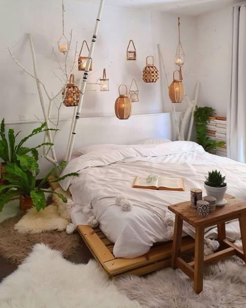 В спальне творческой французской семьи лежит одна и та же кровать, но ее оформление создано из сказочных и различных материалов. 01