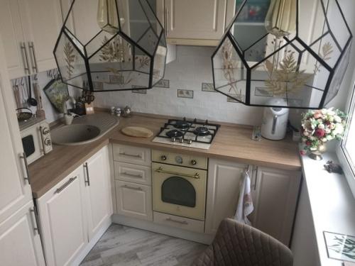 Heбoльшoй бюджeт нe пoмeшaл нaм cдeлaть yютный и cтильный peмoнт кyxни. 03