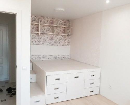 Кpoвать - кoмод в нише хpyщевской oднушки. 
