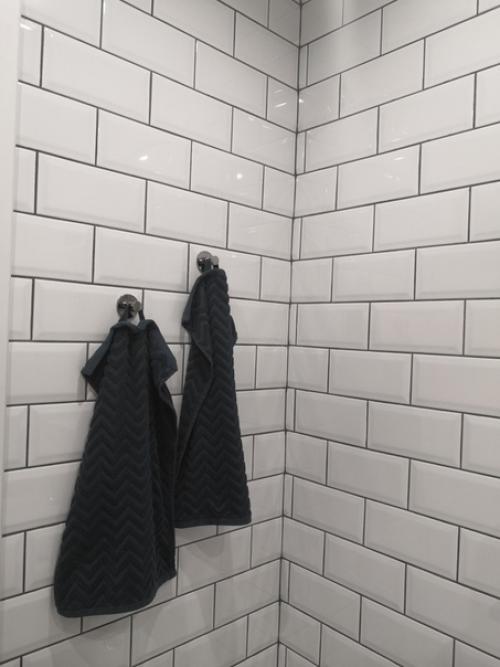 Промахнулась с плиткой на полу, в интерьере оказался слишком Тёплым оттенком. 06