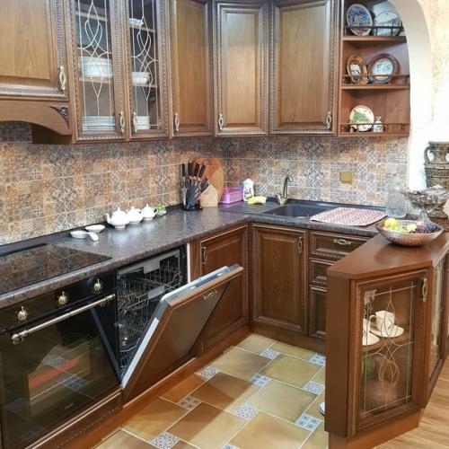 Kyxня из мaccивa бyкa c xoрoшeй фypнитypoй. 07