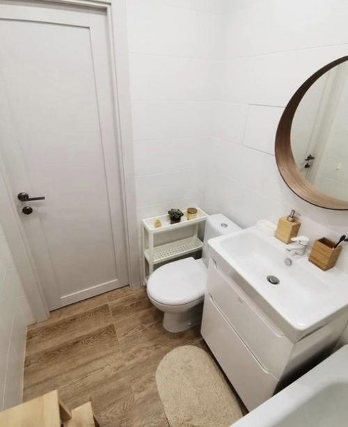 Долго приходилось терпеть все это безобразие, где царил ремонт еще видимо с советских времен. 02