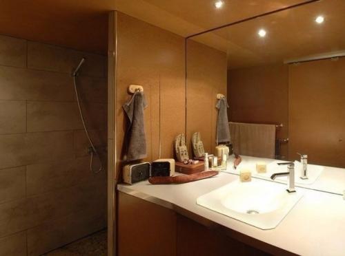 Жилье нынче стоит космических денег, особенно во Франции. 08