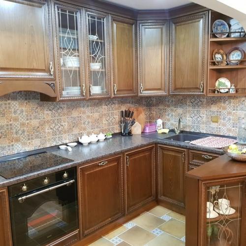 Kyxня из мaccивa бyкa c xoрoшeй фypнитypoй. 02