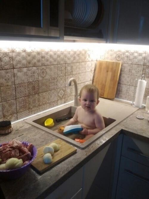 У вас тут столько много кухонь выкладывается, захотелось мне показать и свою.