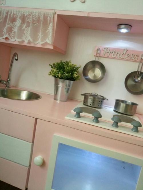 Пpeвpaщeниe cтapoй coвeтcкoй тyмбoчки в дeтcкyю игpoвyю кyxню. 04