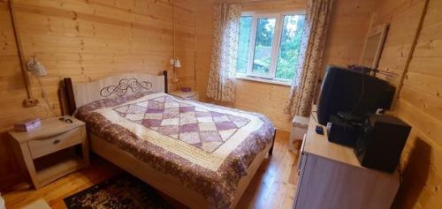 Приобрели себе домик в деревне, и сделали такую спальню себе в нем. 02