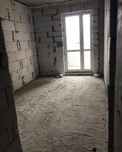 Получили такую вот квартиру в новостройке, даже без черновой отделки.