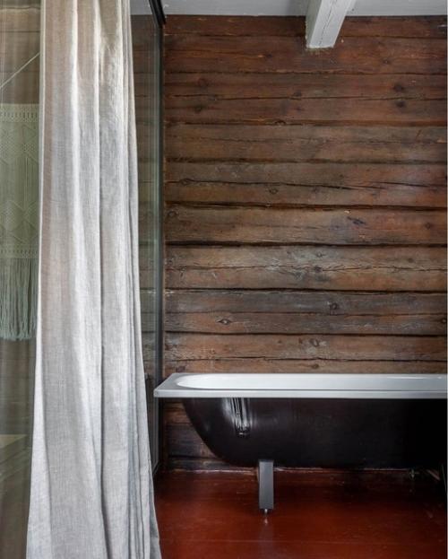 Мы постарались сохранить дух деревни, обновив старый дом с учетом современных требований. 07